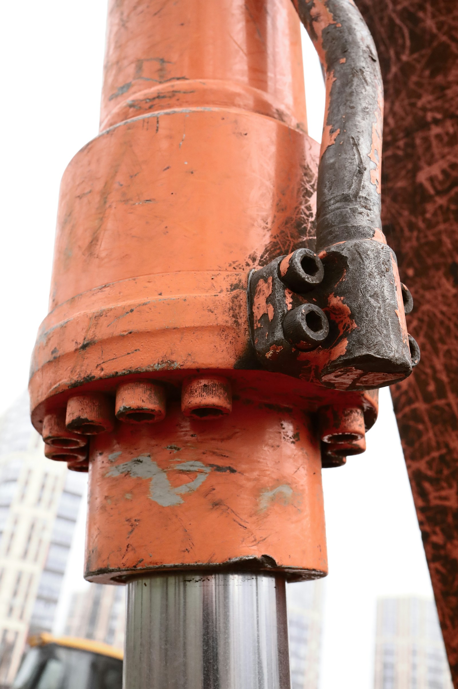 Siłownik hydrauliczny z chromowanym tłoczyskiem w maszynie
